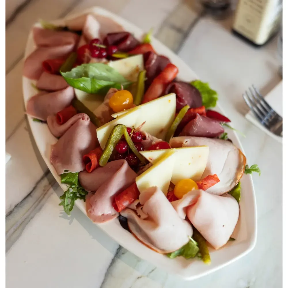 Tagliere di salumi e formaggi Tagliere di salumi e formaggi